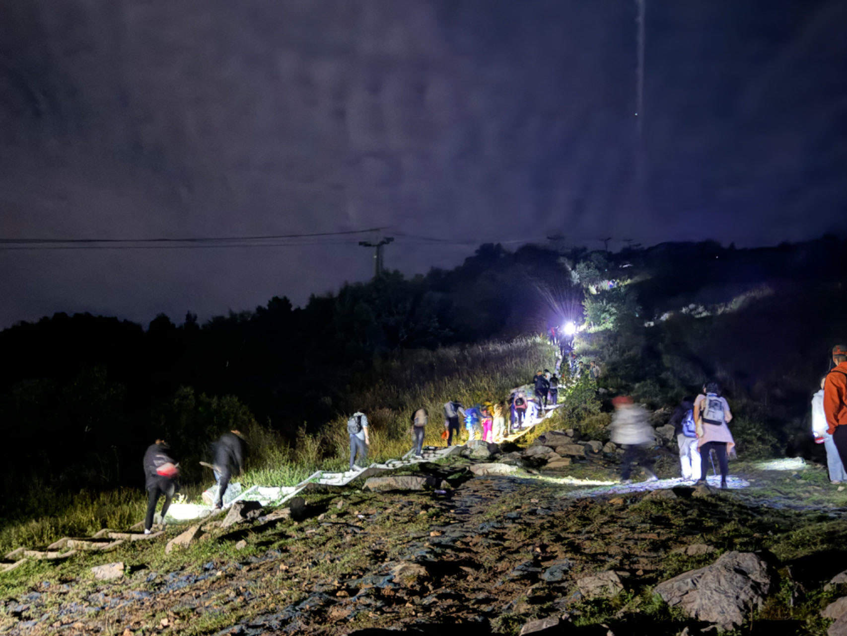 夜爬灵山,封闭景区竟成网红打卡地?记者调查