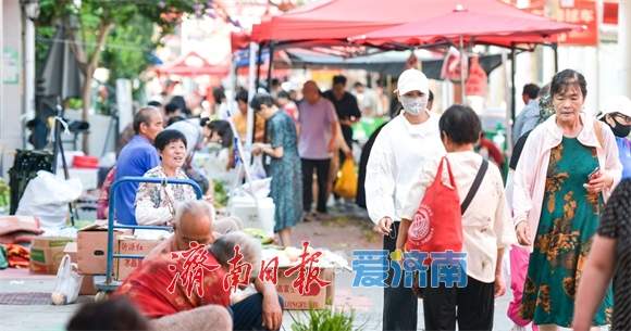 避高温泉城早市经济火热 瓜果蔬菜量足价稳