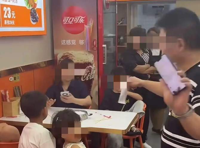 “3女带4孩续面事件”当事人称法院已立案:希望对方就“人身攻击言论”道歉并赔偿,面馆老板回应