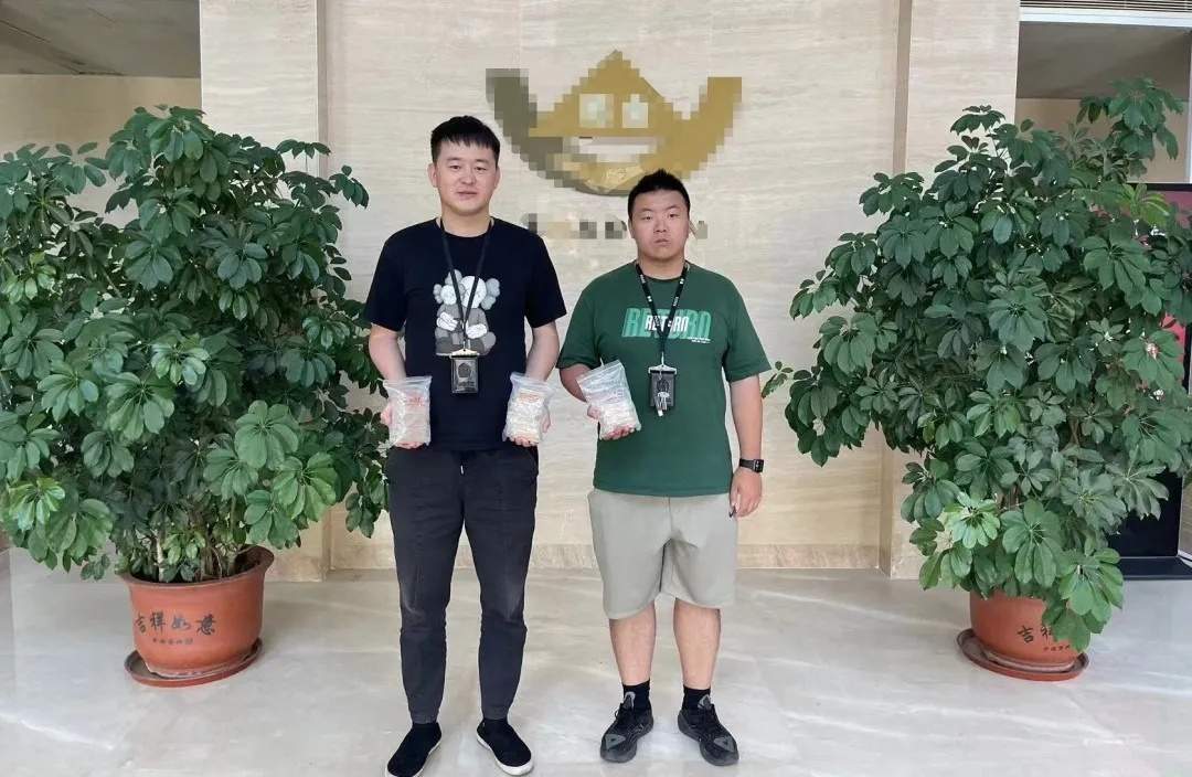 啥情况？老人被叫到派出所，领走28根金条