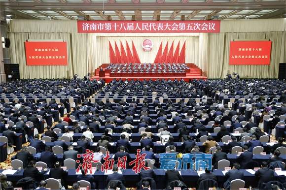 市十八届人大五次会议举行第二次全体会议 韩金峰作市人大常委会工作报告 李向阳蒋万云分别作“两院”工作报告 刘强于海田雷杰孙开连在主席台就座 杨峰主持