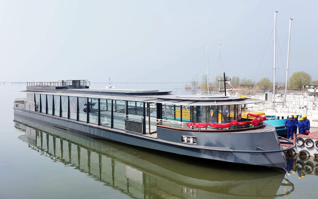 山东造内河游船挺进法国塞纳河，在微山湖顺利下水