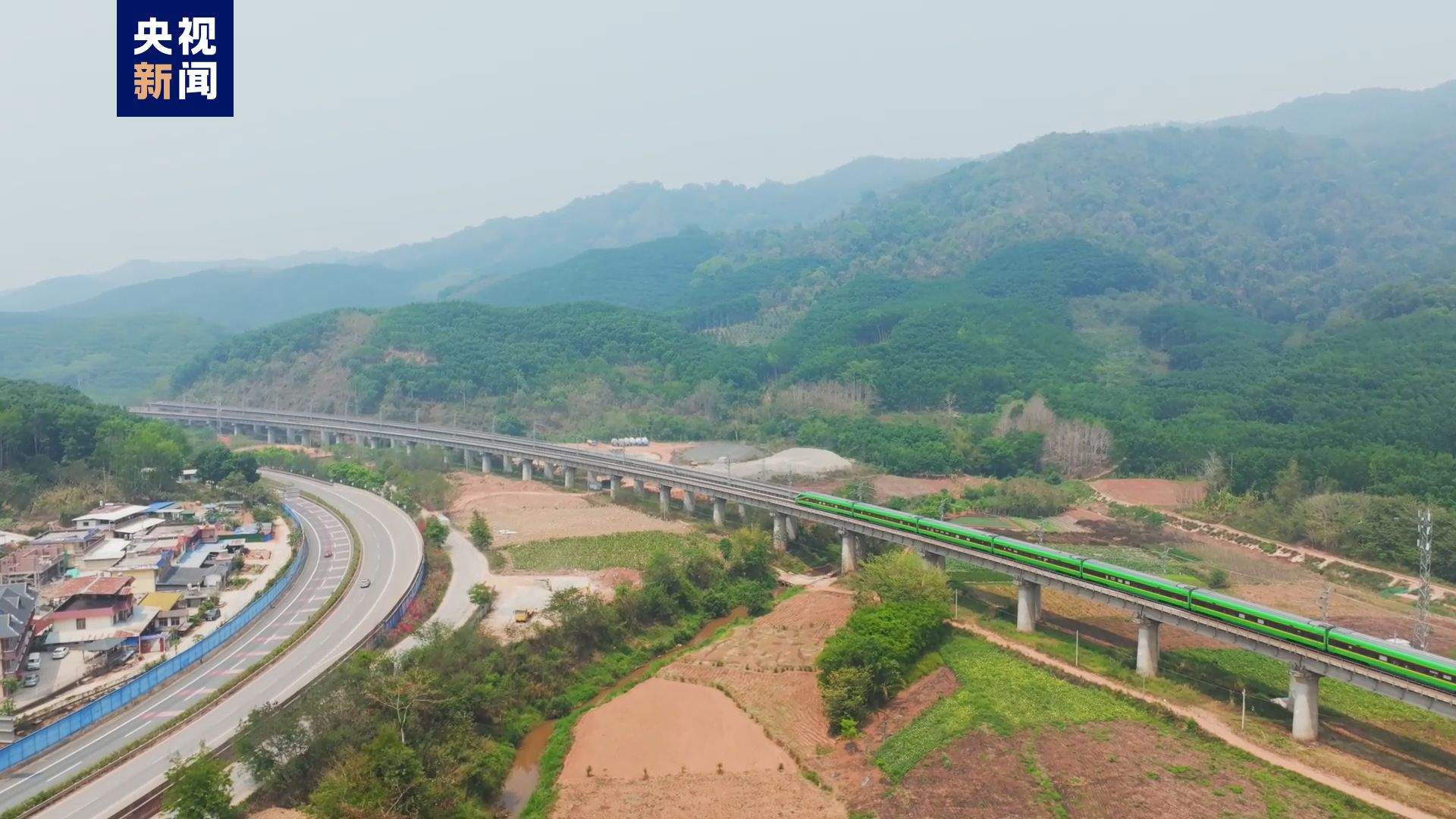 中老铁路运送国际旅客突破20万人次