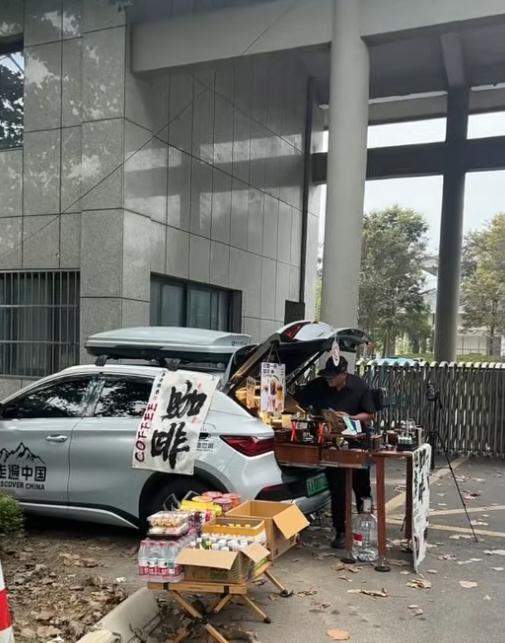 男子在殡仪馆门口售卖咖啡被网友称“商业鬼才”，自称5点出摊9点回家，给熬夜的顾客提提神，殡仪馆：已教育，不会再来