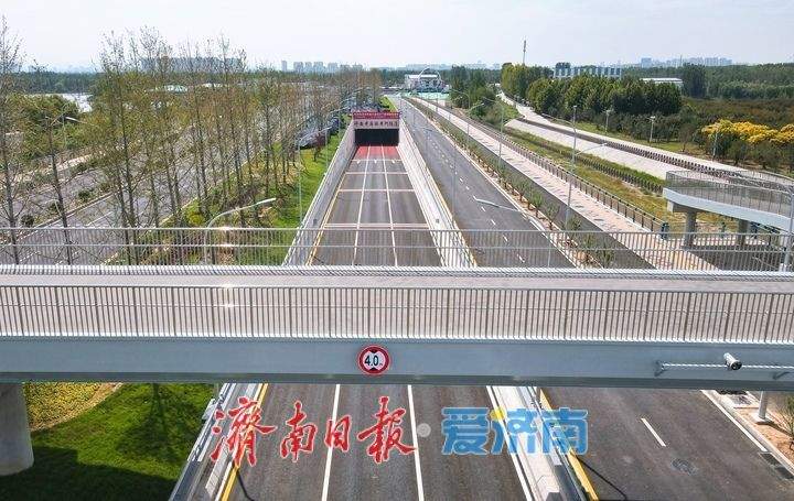 济南首座上跨穿黄隧道人行天桥已启用