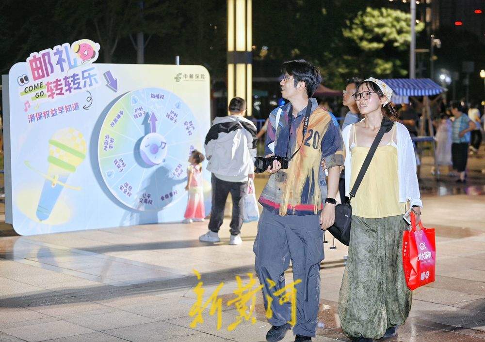 泉城广场上享秋凉 “唱享泉城音乐汇”热度不减