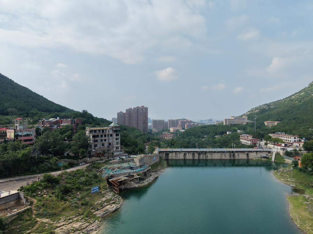 雨后浆水泉水库碧水如镜