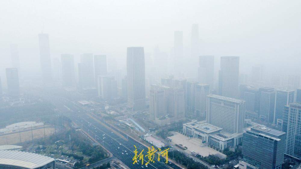 济南大雾持续锁城 高楼隐现云端