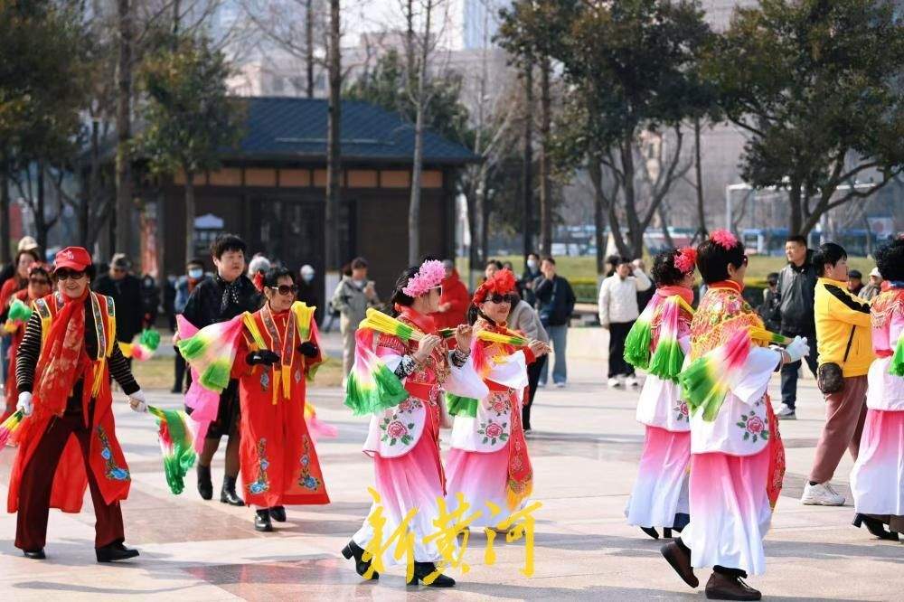 春意正浓 泉城广场成市民遛娃、健身好去处