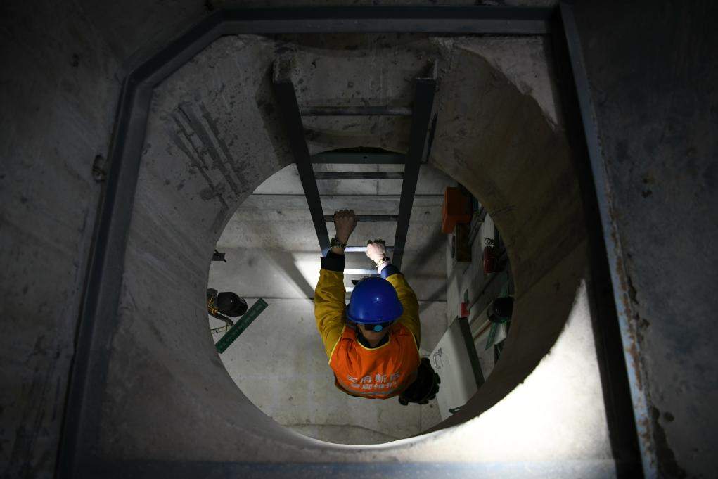 走近城市地下工种管廊运维员：日行2万步，为城市生命线“号脉”