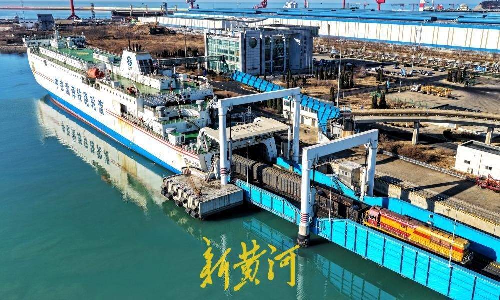 渤海海峡上演碧波上的春运