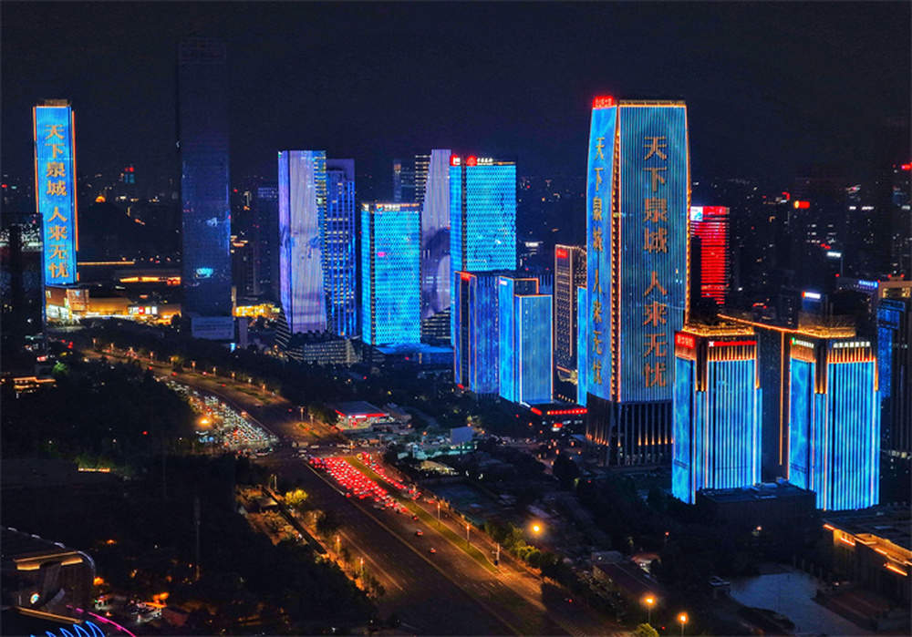 经十路两侧，灯光点亮2025济南国际泉水节