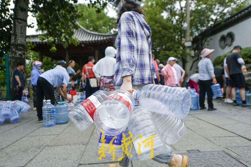 持续高温暂时“退热” 名泉取水迎来高峰  
