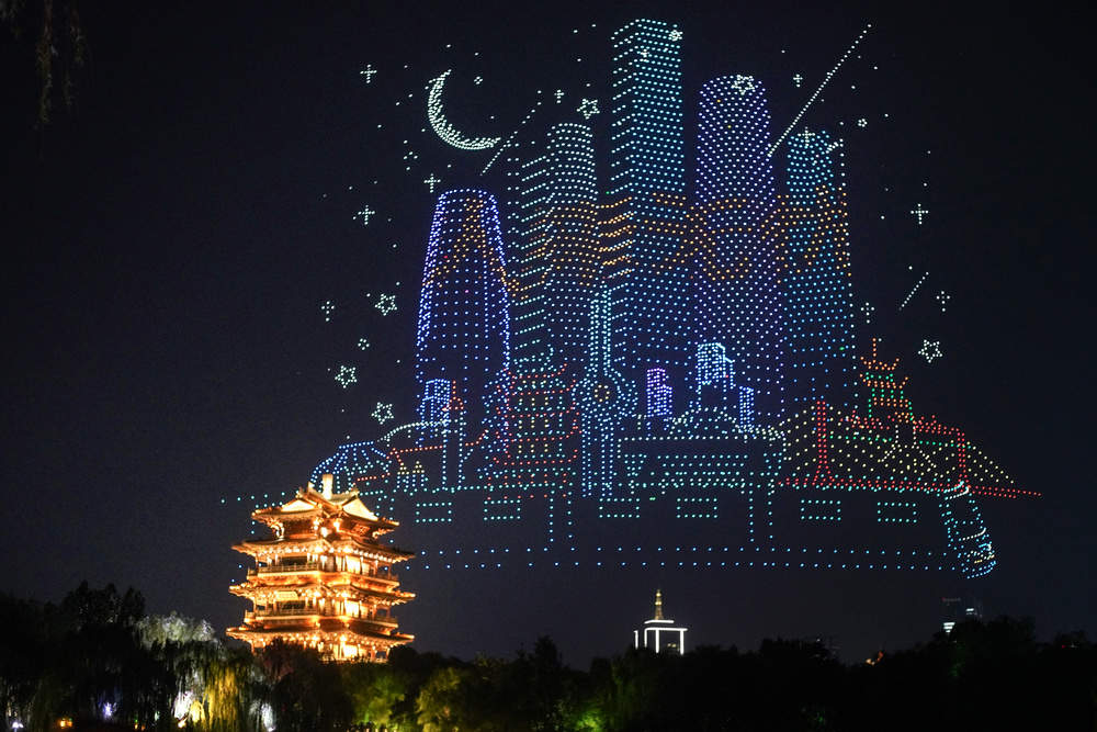 “泉染星穹”无人飞机秀：看见一座古城的现代脉动