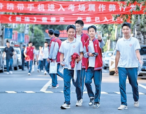 步履从容笑意浓，济南中考学子自信离场