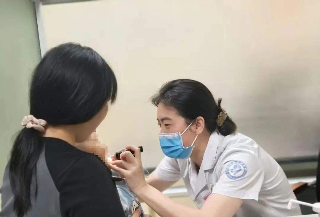 “妈妈，弟弟怎么半夜学狗叫？”7岁姐姐一句话，救了弟弟一命！