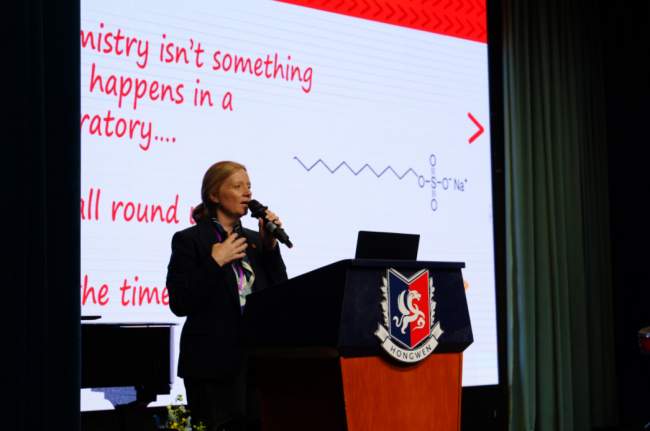 与世界级学者面对面:英国化学奥林匹克工作小组主席Penny博士到访宏文学校青岛校区