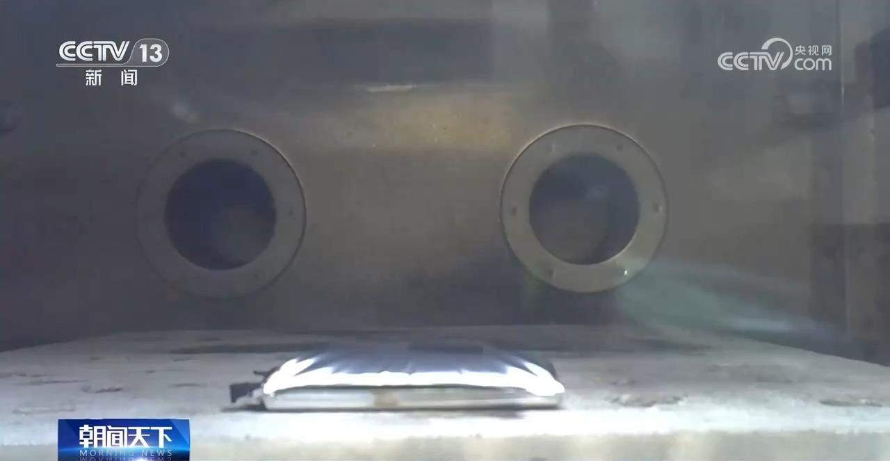 如何安全使用充电宝？跟记者去实验室看看极限测试