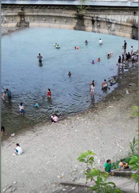 贵州镇远在河里围出5000平方米“天然泳池”，当地：为防儿童溺水，不影响行洪