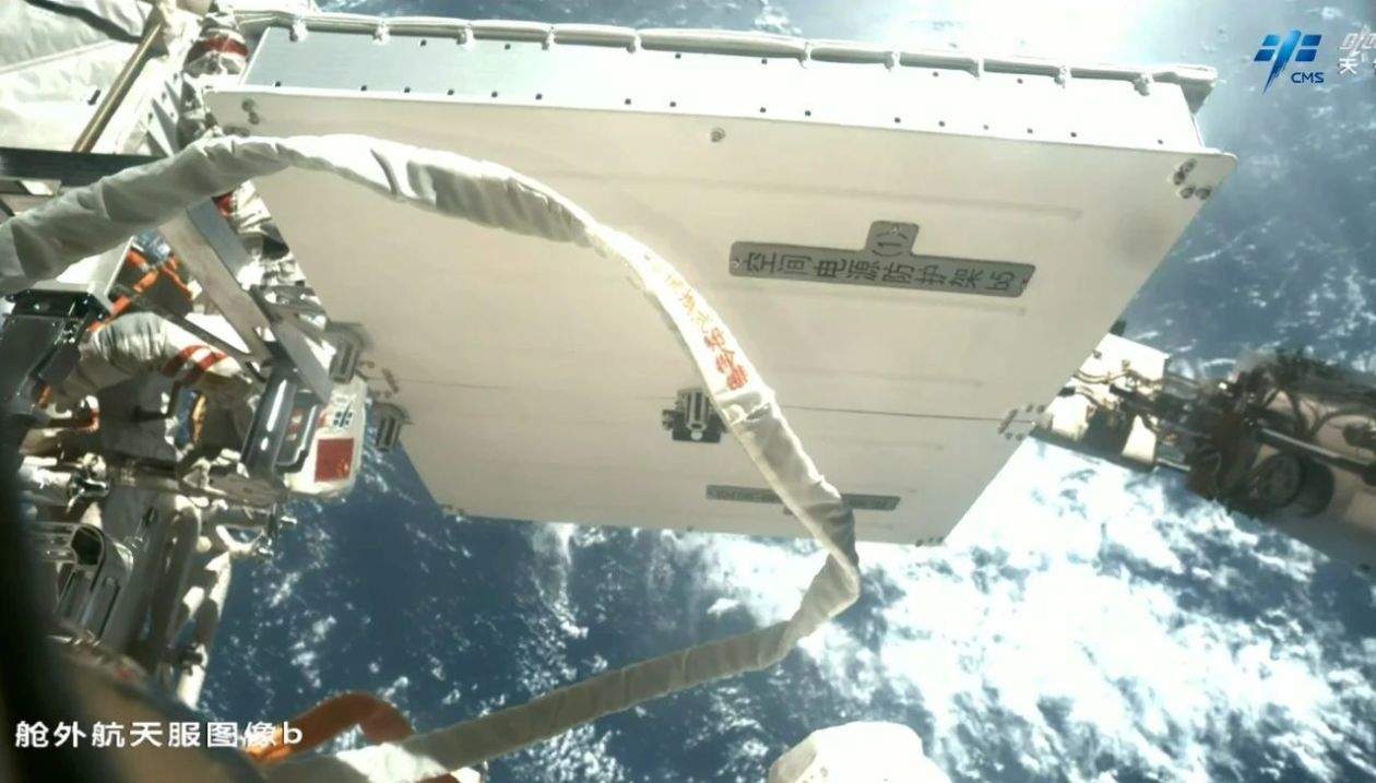 神二十乘组圆满完成第一次出舱活动 首次通过天和核心舱节点舱出舱