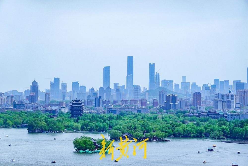 春末迎“醉美”蓝天白云 俯瞰泉城山湖城高“颜值”