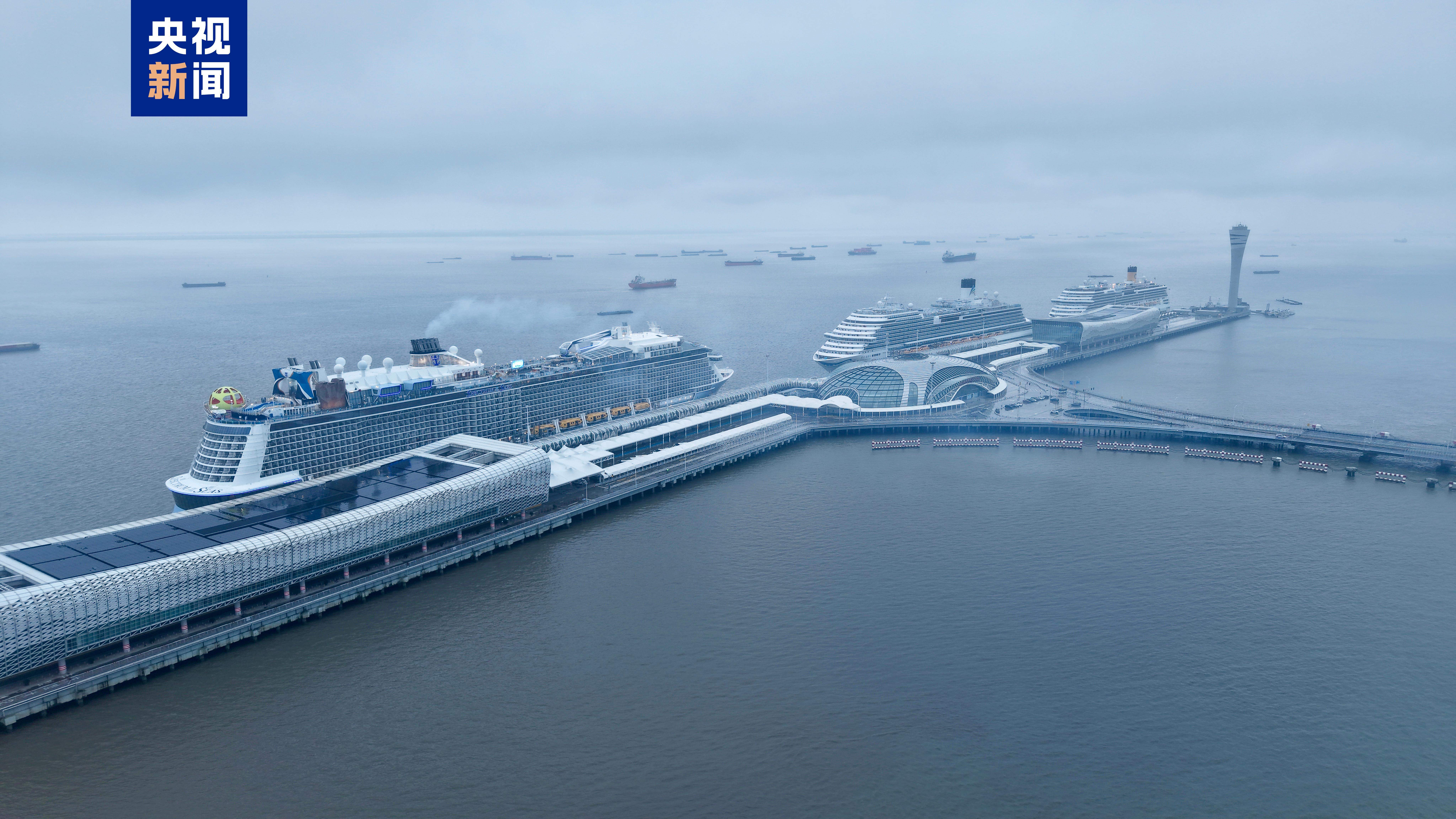 三大邮轮同时靠港场面壮观 暑期市场火热开启