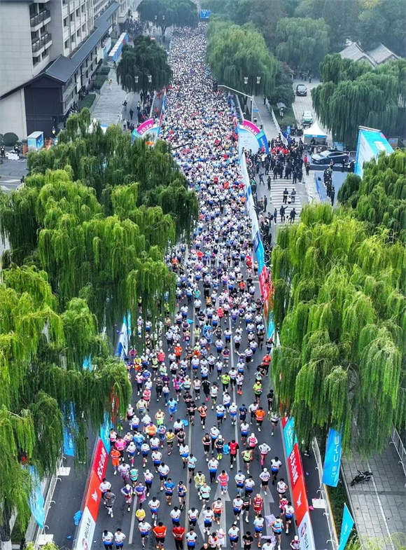 泉在济南，一马当先！用奔跑感受济南之美与济南之变