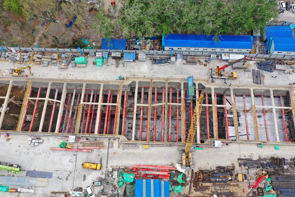 济南地铁7号线最新进展，二环北路站大批工人地下施工中