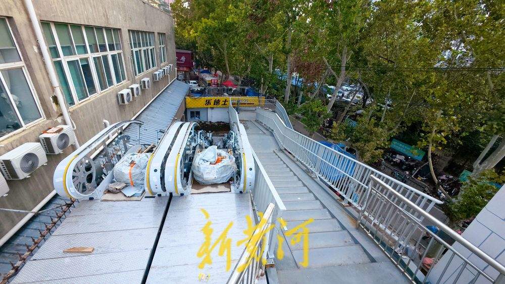 儿童医院旁过街天桥升级改造，新增无障碍电梯与缓坡步道