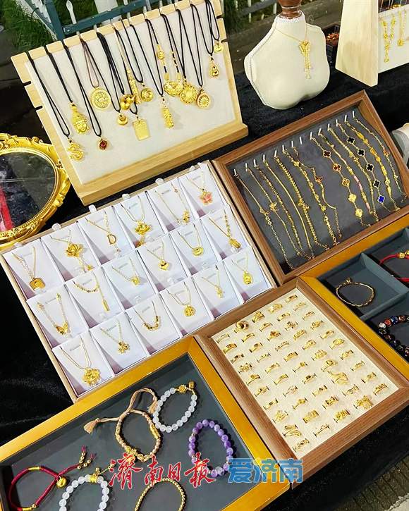 融媒·深调查丨线上宣传“平替”，线下标注“非金”：你买的沙金饰品，到底是谁的替身？