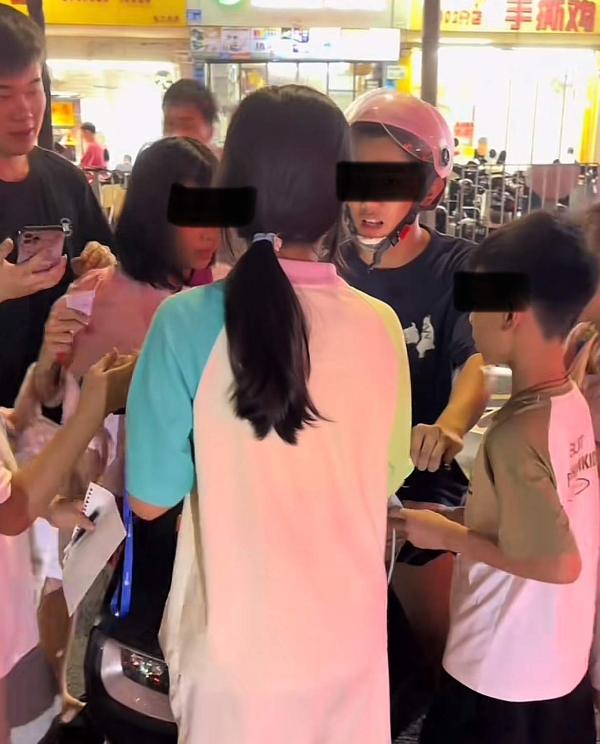 深圳华强北小孩哥小孩姐兼职跑楼送外卖被指转嫁职业风险，街道办：已采取措施制止