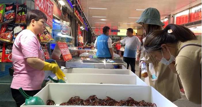 "刘女士告诉记者,她在市场卖小龙虾已有十年之久,白天主要是散客零售