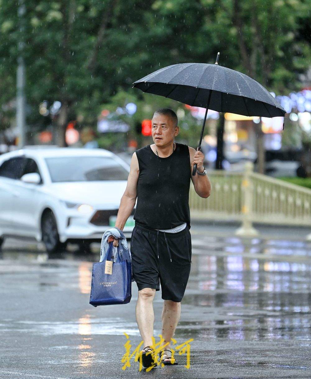 泉城晚高峰迎急雨 市民行色匆匆往家赶