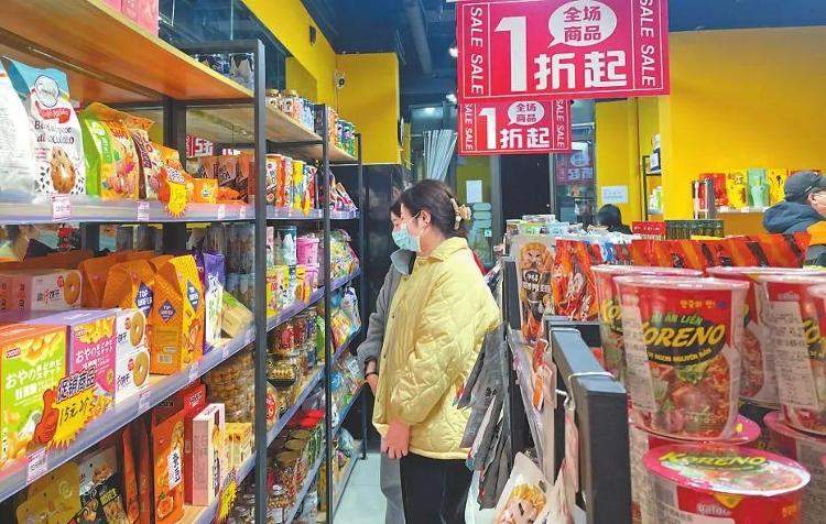 遍地开花的零食折扣店靠什么赚钱？记者调查