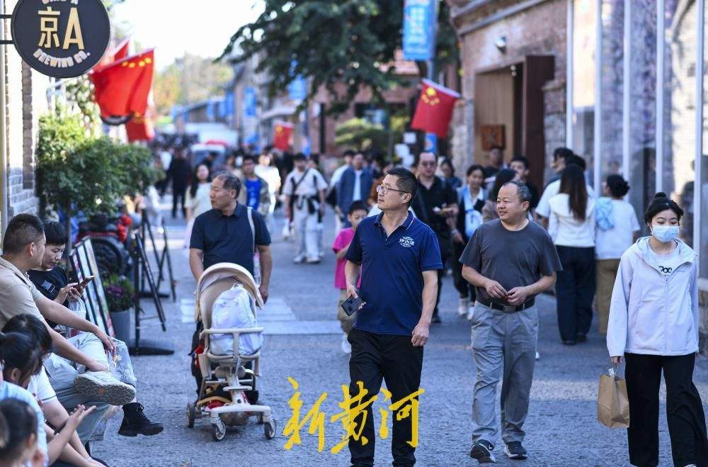 百年上新街国庆迎来旅游高峰，古韵街巷晋升网红打卡点