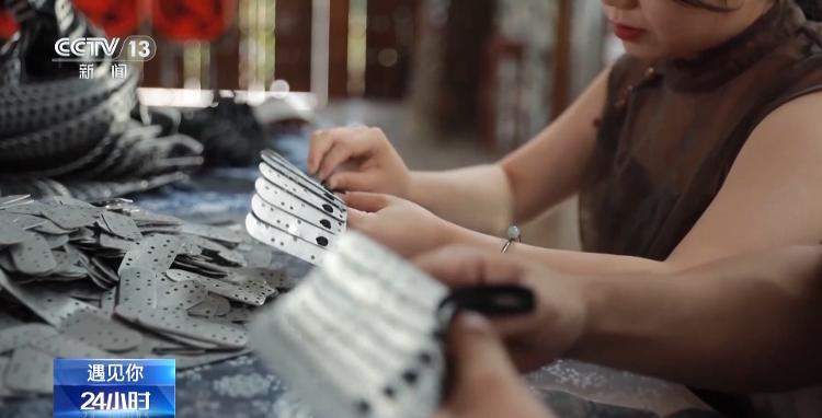 中学老师穿甲胄来上课 听“黄沙百战穿金甲”时具象化了