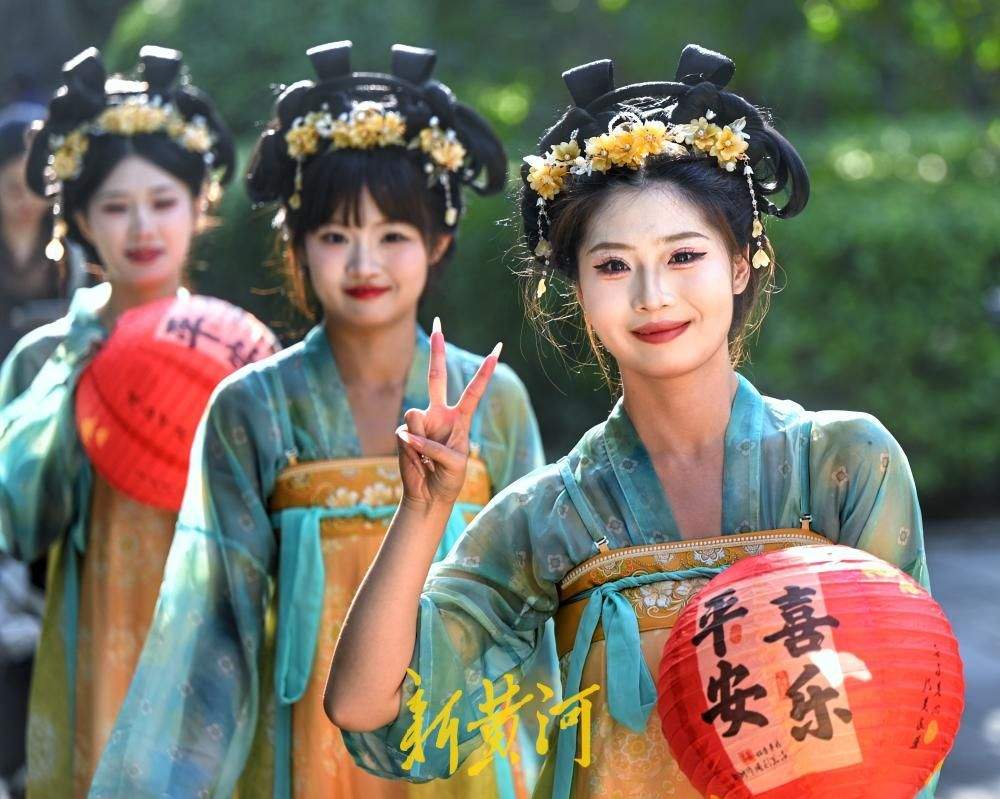 大明湖畔“灯笼舞韵”醉游人