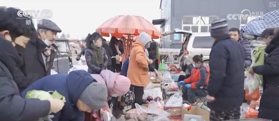 “年经济”火爆点燃消费热“引擎” 一抹中国红最是显眼浓浓年味儿拉满