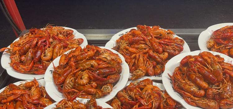 小龙虾成宵夜“顶流”!济南最大夜市每天“吃光”1000多斤小龙虾