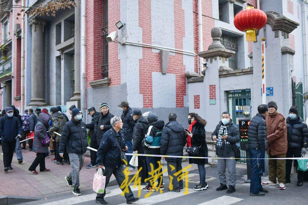 《乙巳年》特种邮票今天首发,济南邮迷排队购买,有人凌晨3点来排队