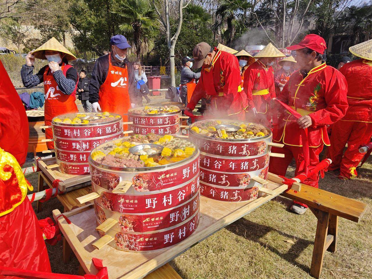 爆火！武汉一景区元旦推出年猪宴，千人共赴烟火年味