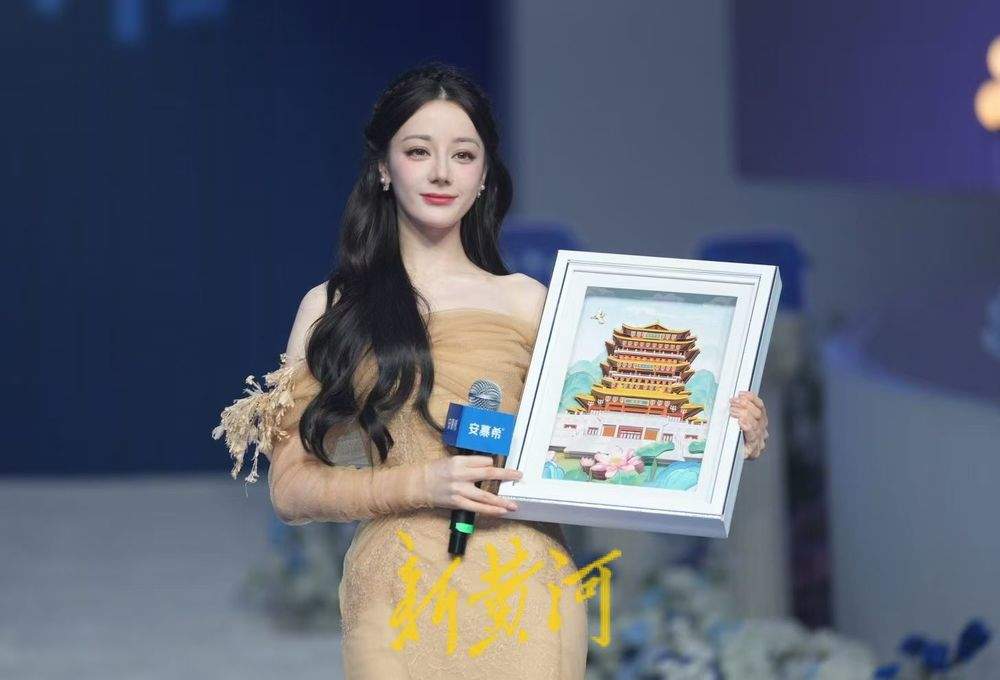 迪丽热巴来济南，竟然收到一座“超然楼”