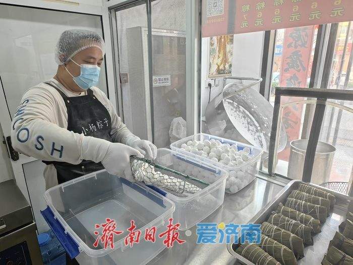 凌晨两点还在滚元宵，小店藏着最朴实的团圆味