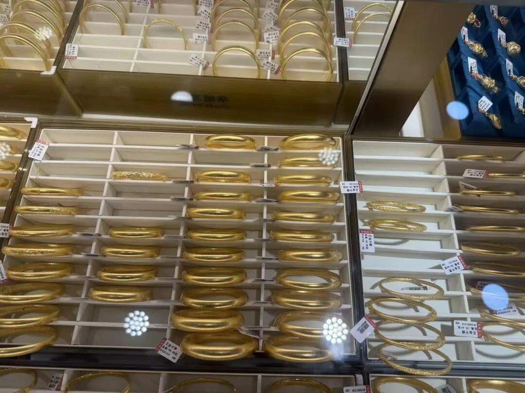 金价大跳水，实探济南“水贝黄金”：手镯销量每天100件左右