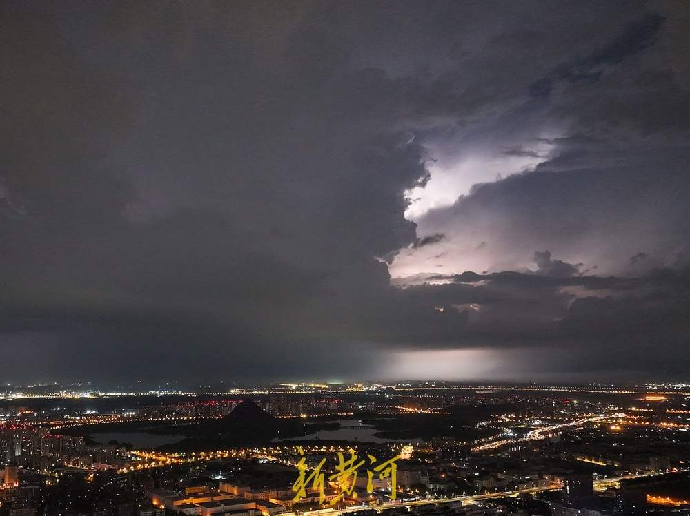 闪电盛宴！济南夜空上演“雷暴灯光秀”