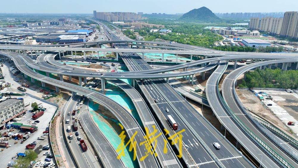 零点立交桥匝道沥青铺设到位 高速公路收费站挂牌