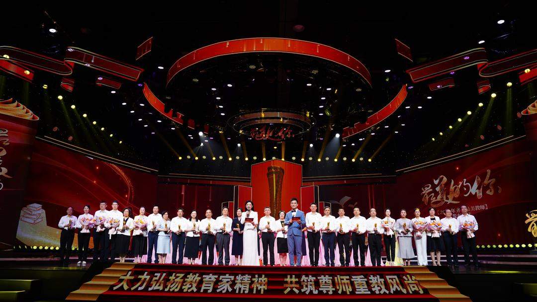 三尺讲台，四季耕耘——“齐鲁最美教师”用行动和青春诠释“何以为师”