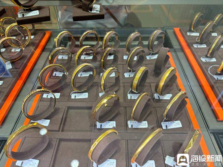 国内黄金饰品价格先涨后跌，探访济南市场：促销到手价约640元/克