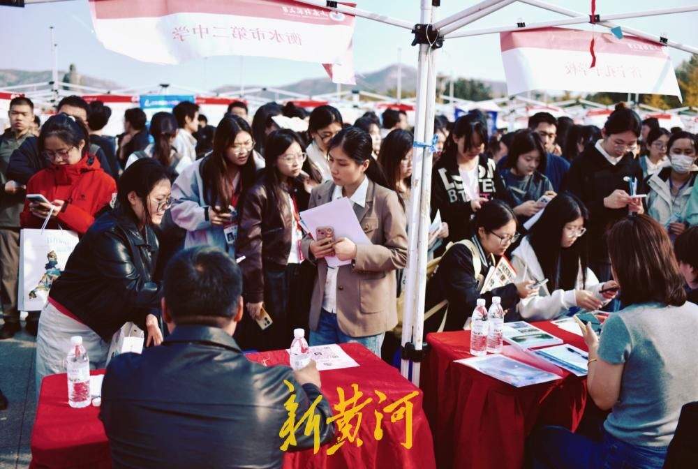 千岗聚校园 大型招聘会助力学子启航