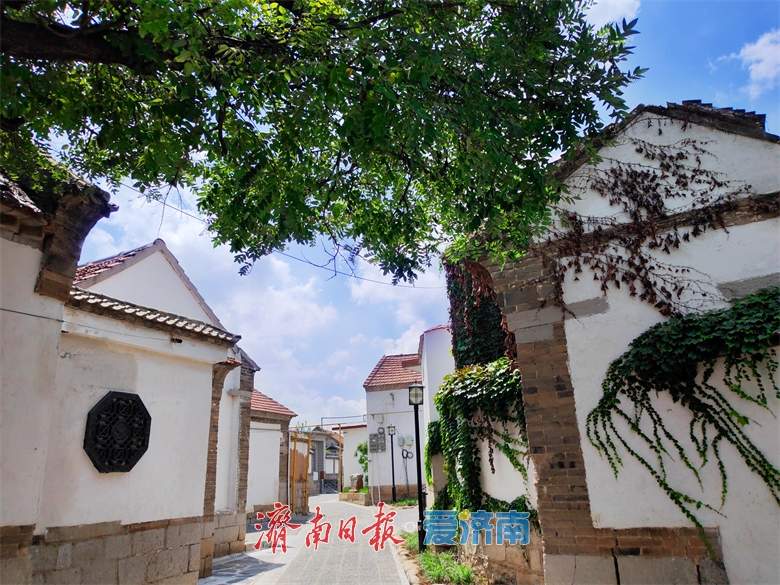 趵眼丨农村大娘用微短剧“执笔”乡土，爆款！